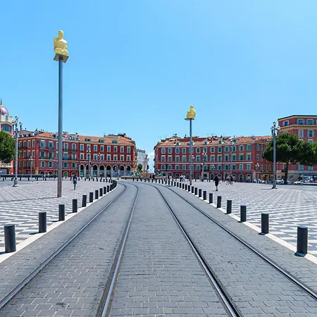 La Promenade Des Et Louis Vuitton à 200m